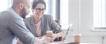 Mann und Frau vor dem Laptop Homme et femme devant un ordinateur portable